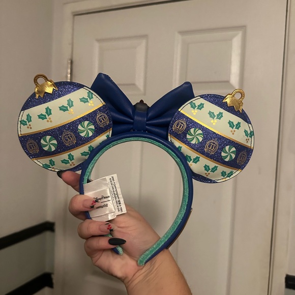 EXCLUSIVE Disney Club 33 Holiday 2023 Ears - Picture 2 of 2
